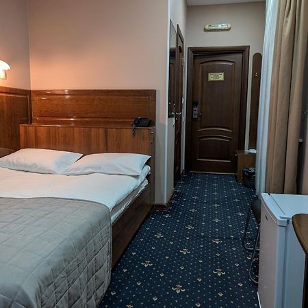 Victoria Hotel 乌拉尔斯克 外观 照片