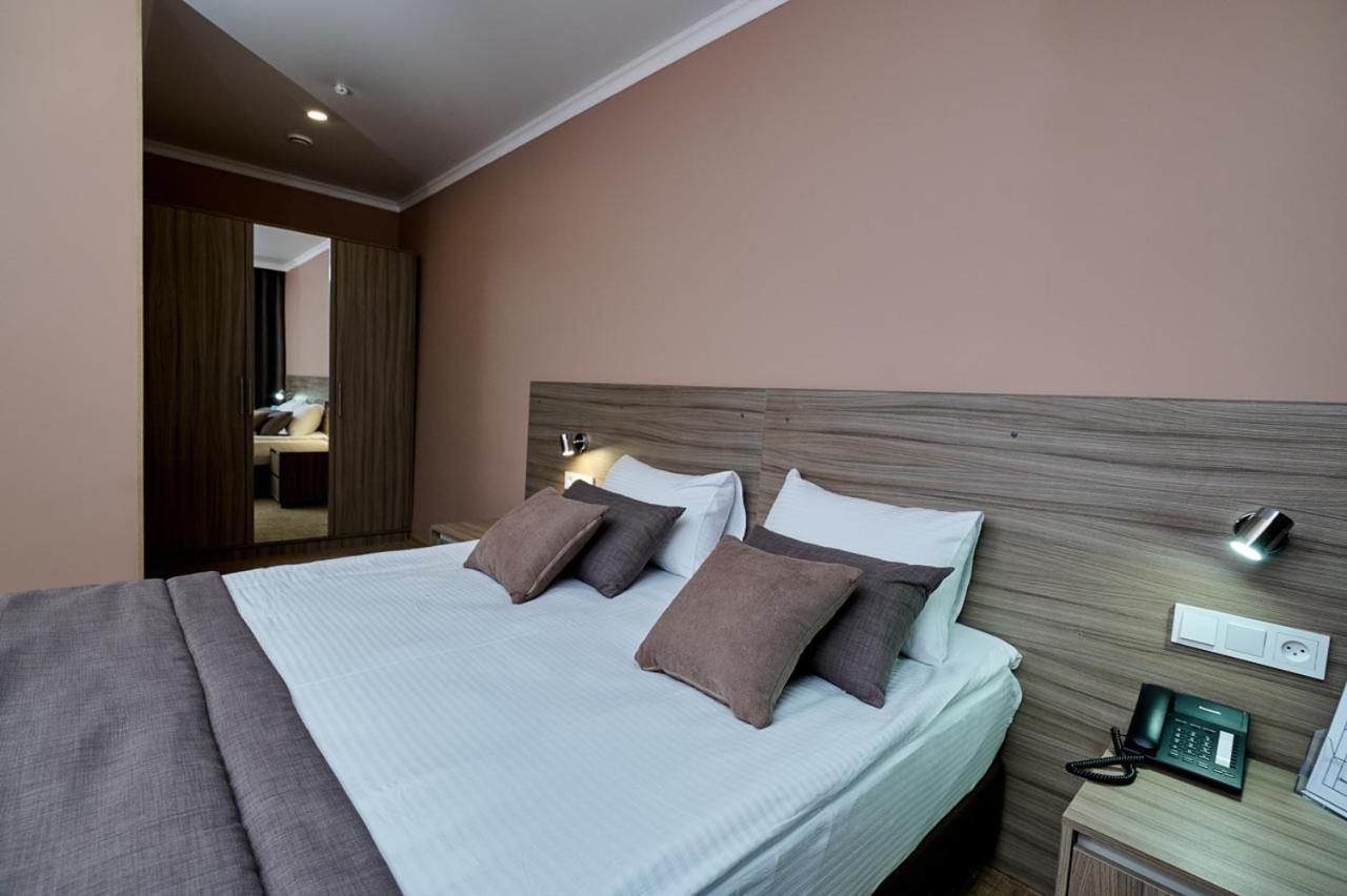 Victoria Hotel 乌拉尔斯克 外观 照片